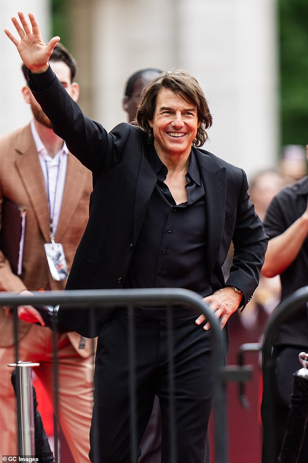 Tom je izgledao potpuno u svom elementu dok je mahnuo obožavateljima