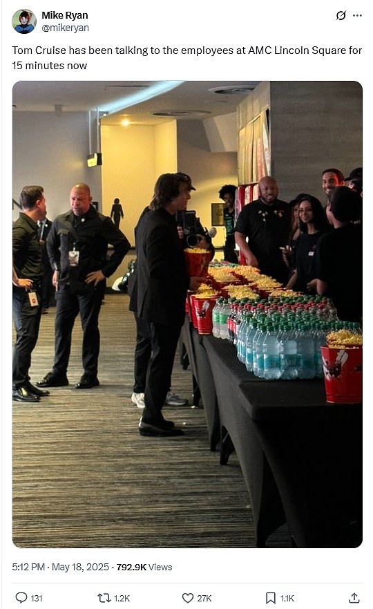 Prema očevicu, Cruise je proveo više od 15 minuta ispred koncesije u New York's Lincoln Centru dok je razgovarao s zapanjenim članovima osoblja