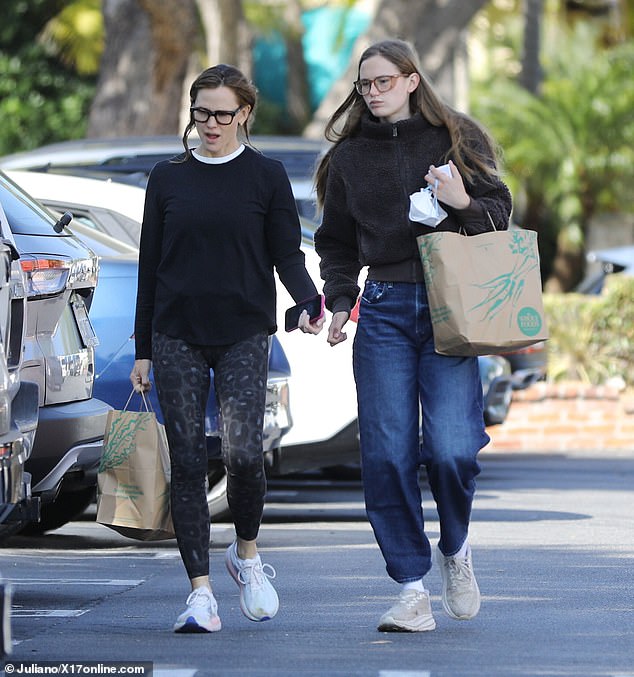 Studentica Yale odlučila je da ne nosi uobičajenu masku za lice dok je koračala kroz parkiralište, jednu torbu iz Whole Foods u ruci