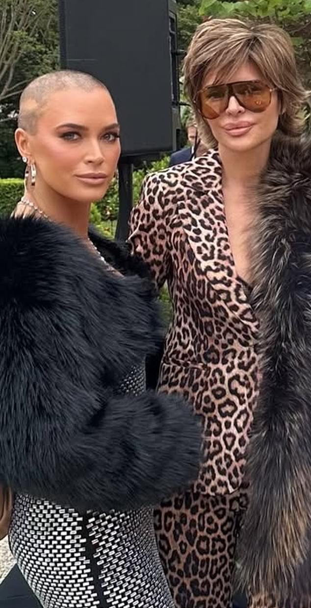 Omotana u pjenušavu srebrnu haljinu i elegantnu crnu krznu jaknu, Teddi je ponosno pokvario obrijanu glavu i živopisan duh