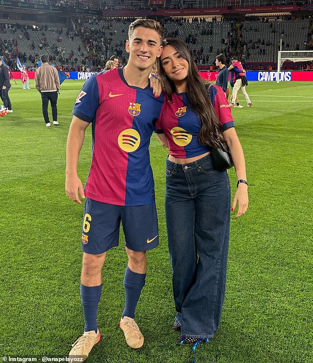 Dvojac se spakirao na naklonost ispred pristaša dok je Barca u nedjelju podigla naslov Lalige