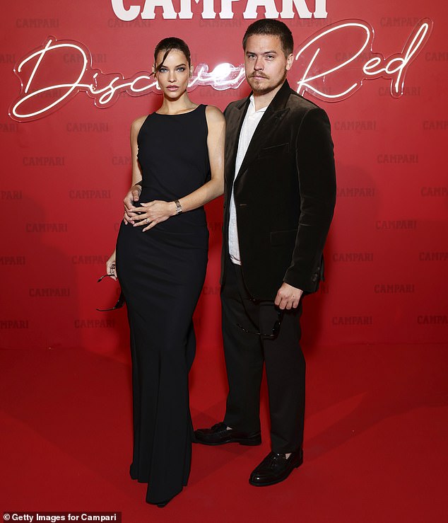 Barbari se pridružio njezin suprug Dylan Sprouse dok je pozirao za pucnjave na crvenom tepihu