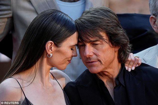 Činilo se da je Atwell stisnuo Cruiseovo rame dok su se nagnuli na privatnu razmjenu tijekom najnovijeg u nizu premijera crvenog tepiha koje su započele 14. svibnja u Cannesu