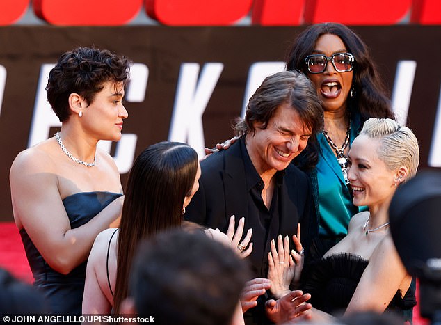 Cruise je pridružila kavalkada zvijezda, uključujući Angela Bassett, Nick Offerman i Pom Klementieff, čineći premijeru prepunu sjajnim sjajem