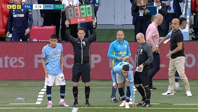 Claudio Echeverri, Phil Foden (gore) i Ilkay Gundogan dovedeni su ispred Grialish -a