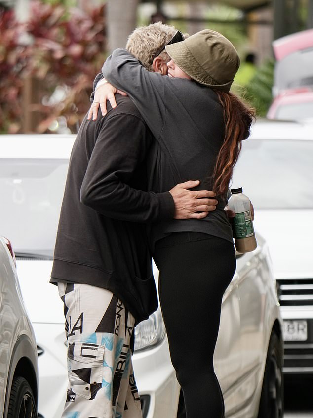 Schapelle se ležerno odjenula u labavu izblijedjelu košulju s crnom kapuljačom i par gamaša