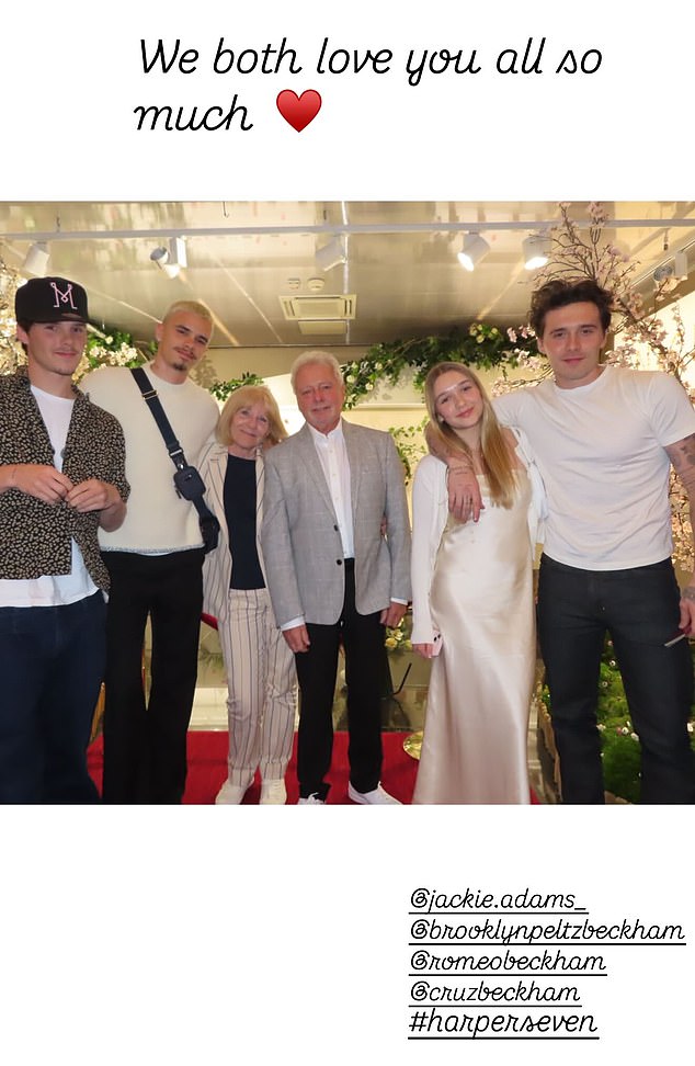 Prošli tjedan Victoria je produžila podružnicu maslina do Brooklyna dok je odlazila na Instagram kako bi podijelila grupnu fotografiju njihovog četvero djece zajedno s ocem Tonyjem Adamsom