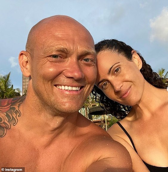 »Osjećam se stvarno dobro. Moj se život fizički i mentalno stabilizirao 'objasnio je, prije nego što je odgovorio na pitanje je li mu bilo u bilo kakvom boli. Na slici s djevojkom Michelle