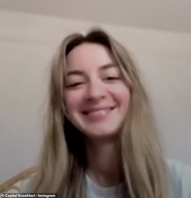 Holly-Ann je objasnila: 'To je moj zaručnički prsten. Pronašao sam svoj vjenčani prsten, ali moj zaručnički prsten više nema i iskreno ne znam gdje je. Tako sam uzrujana zbog toga i to je nešto glupo, u hotelskoj sobi. Nije kao da sam otišao u divlju noć i izgubio ga, kao da sam ga zamijenio '