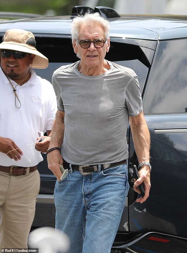 Ikona Starly Star Wars -a zabila je svoj tonirani gornji dio tijela u uskom sivom majicu uparenom s trapericama dok je izbacio neke plesne poteze prije nego što se sastao s prijateljima