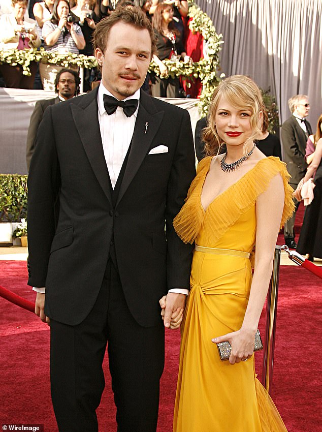 U istoj epizodi podcasta Williams je također dao rijedak komentar o svom pokojnom partneru Heathu Ledgeru; Par prikazan na nagradama Akademije 2006