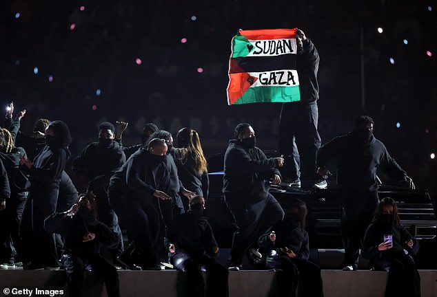 Nantambu je bio među prosvjednicima koji su provalili teren u Super Bowlu Lix kako bi podržali Sudan