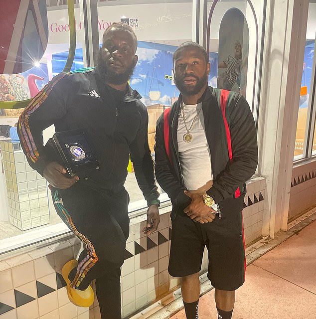 Zül-Qarna¿ Nanatambu prikazan je Alonngside Floyd Mayweather prije borbe 2022. u Dubaiju