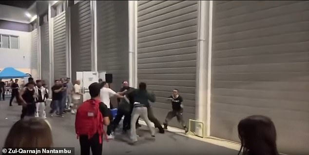 Svađa se odvija izvan događaja nekoliko trenutaka prije nego što se vidi kako se Antonio Brown vraća s pištoljem