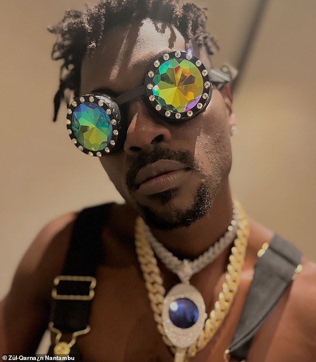 Brown se navodno vidi kako nosi privjesak za kojeg je optužen da je krao iz Nantambua