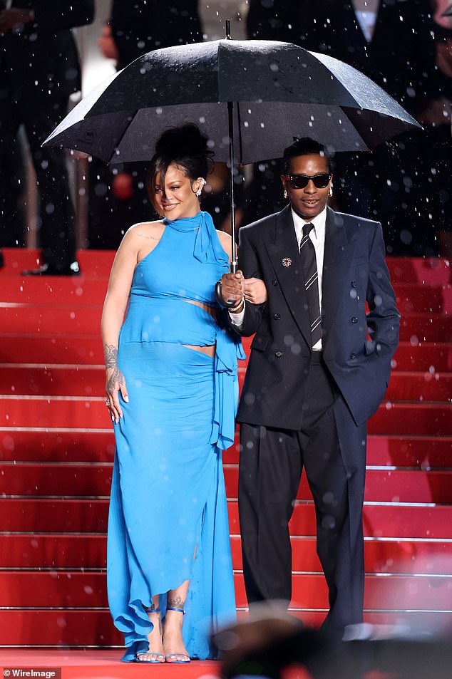 Dolazi nakon što je u ponedjeljak navečer Rihanna još jednom pokazala svoju procvatu bebe, jer je podržavala $ AP na premijeri filma u Cannesu Film Festival iz njegovog novog filma najniža 2 najniža