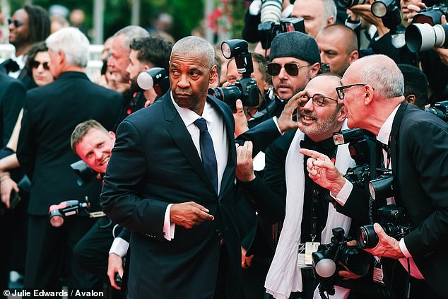 Neglasan Washington tada je odbacio ruku fotografa i povikao 