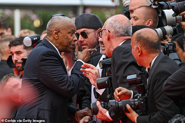 Ikonični glumac, 70, snimljen je pokazujući prst u lice jednog od snappera i vičući 