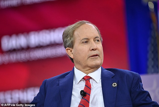 A sada teksaški državni odvjetnik Ken Paxton proučava nas majstore plivanja