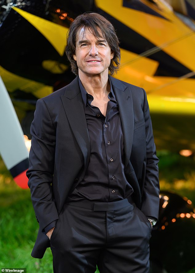 Tom je naizgled bio uhvaćen bez straha s e! Novinar vijesti zaustavio ga je na crvenom tepihu kako bi ga pitao o proslavi