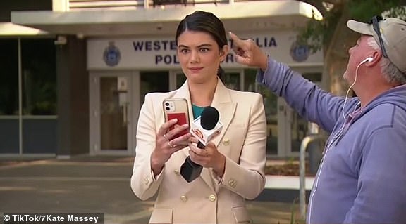 U snimku je Kate mogla vidjeti kako se ljepota dodiruje prije nego što krene u zraku kada je pomoćnik lizao prst i zagladio joj kosu kako bi je zadržao na mjestu