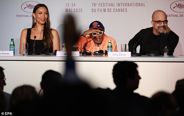 Redatelj Spike Lee, 68, čini se da nagovještava odsustvo Washingtona na konferenciji (na slici Centar, s Ilfenesh Hadera i Jeffrey Wright)