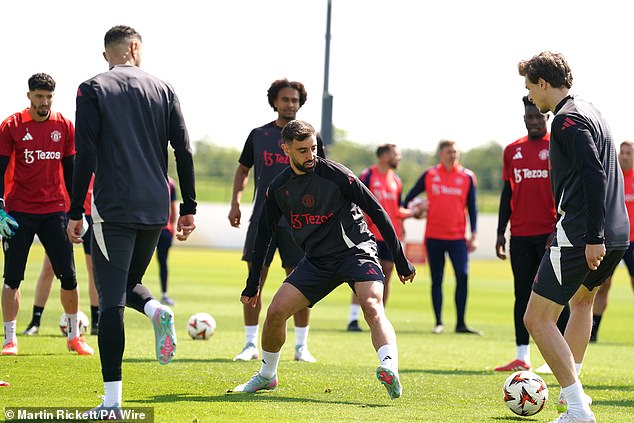 Konačno, Ferdinand je pitao o izvještajima da United neće održati paradu pobjede čak i ako u srijedu podignu trofej