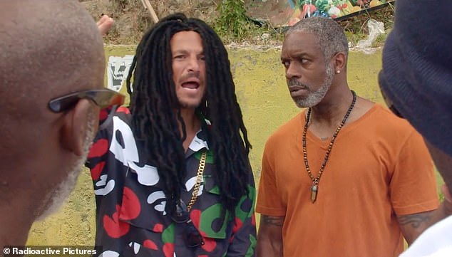 A nakon što je primio povratnu reakciju preko svog novog Jafaican Film Pricone, u kojem je vidio kako nosi dreadlocks i usvoji jamajčanski naglasak (na slici), Peter se otvorio na onome što je osjećao biti u središtu rasnog zlostavljanja