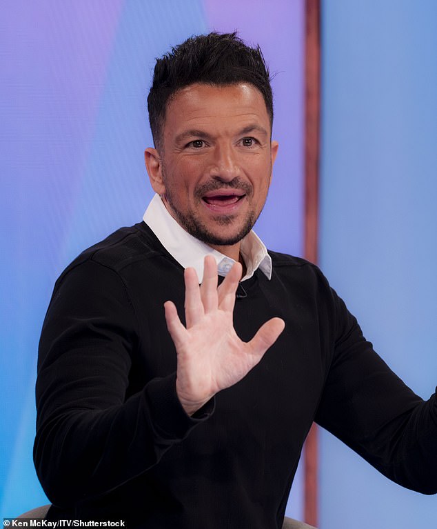 Peter je rekao da je jednom bio vezan za ogradu plavookih, plavokosa školska škola bacajući kamenje na glavu zbog tamnijeg tona kože