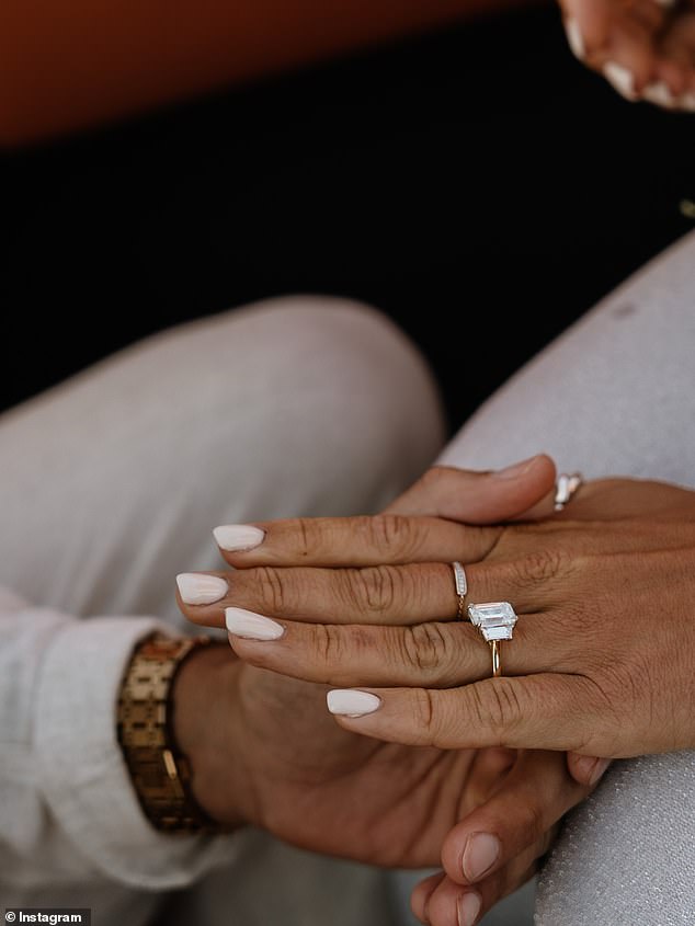 Ella-Mae pokazala je svoj dijamantski iskričav, na kojem je bila veliki pravokutni dragulj, slijedeći svoje sretne vijesti