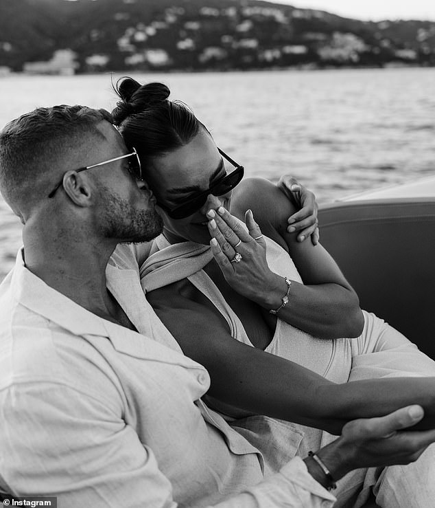 Ella-Mae je oklopila oči s par tamnih nijansi dok se tijekom romantičnog trenutka prevrtala do svog novog zaručnika