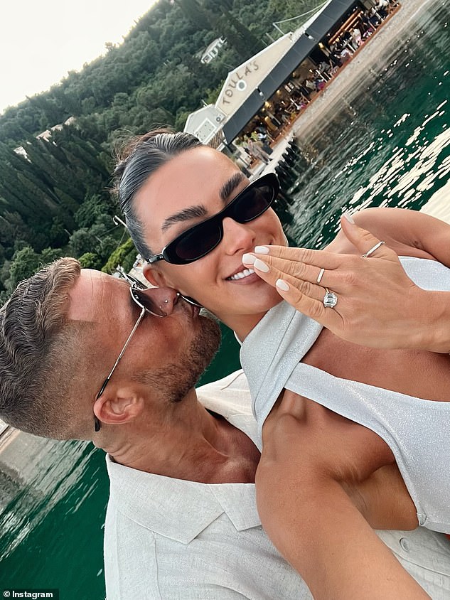 Bivša elita gimnastičarka, 30 -godišnja, podijelila je niz srdačnih fotografija koje su prikazale onog trenutka kada je njezin osobni dečko trener postavio pitanje tijekom putovanja u Krf, Grčka