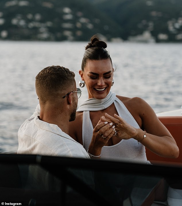 Izrezala je glamuroznu figuru u dječjoj plavoj haljini za omot dok je James spuštao na jedno koljeno dok su bili na brodu s obale otoka