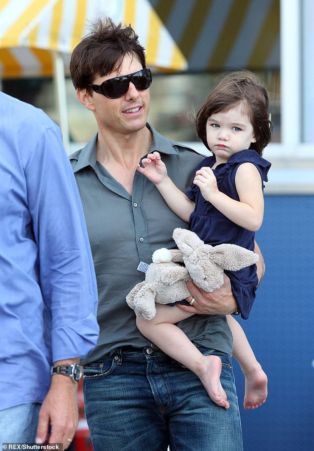 Tijekom svoje ceremonije diplomiranja, debitirala je svoju promjenu imena, otkrivši da je odustala od prezimena Cruisea i sada je prolazila samo po svom i srednjem imenu: Suri Noelle