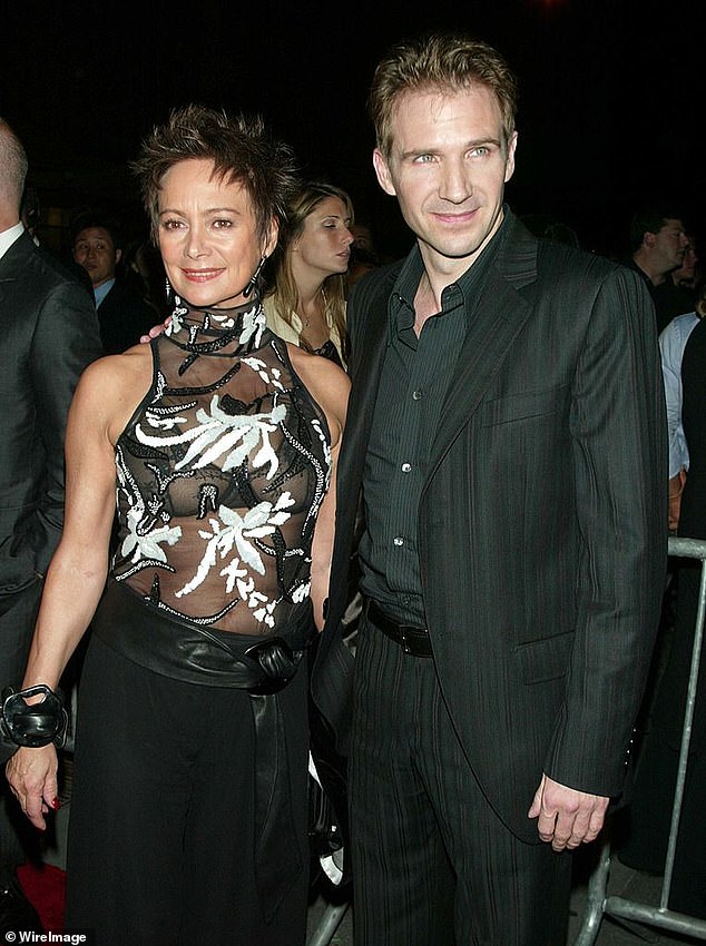 Annis je u vrijeme afere bila 17 godina FIENNES -a, koja je započela nakon što je glumila u produkciji Hamleta