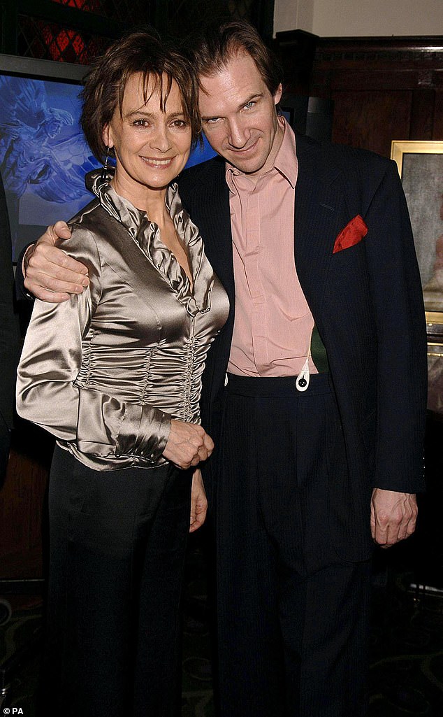 Tako su intenzivni bili Fiennes i Annisina veza 1995. godine da je u roku od dvije godine Fiennes rekao svojoj supruzi, glumici Alexu Kingstonu, s kojom se oženio 1993. godine, da je njihova unija završena (viđena 2006.)