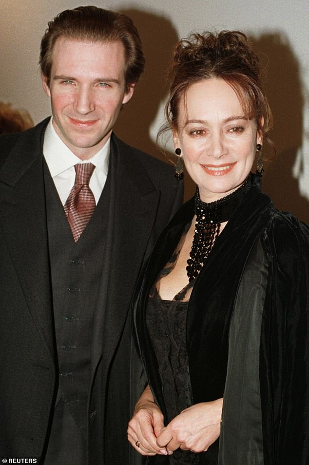 Annis, koja je imala 50 godina, na sličan način se razdvojila od fotografa Patricka Wisemana, koji je bio čovjek u njenom životu od 1974. godine, i s kim, iako se nikad nisu vjenčali, imala je troje djece