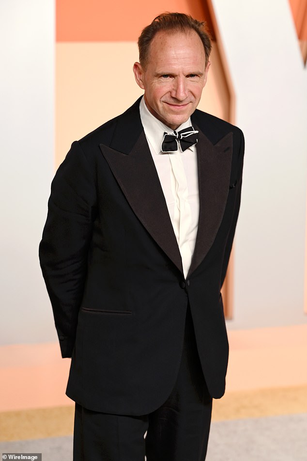 Oni će se ovog listopada pojaviti zajedno u Theatre Royal Bath u novoj predstavi u malom hotelu u kojoj će Fiennes igrati Larryja (Fiennes viđen u ožujku)