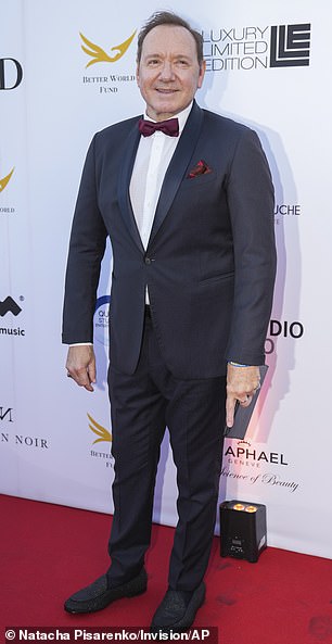 Kevin Spacey izazvao je glasine o plastičnoj kirurgiji dok se pojavio na filmskom festivalu u Cannesu 2025. ovog tjedna