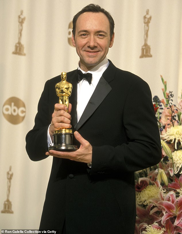 Nagrade Spacey's Academy bile su za najboljeg sporednog glumca za uobičajene osumnjičene 1996. godine i najboljeg glumca 2000. godine za American Beauty, koji mu je također osigurao BAFTA za vodećeg glumca; Gledano 2000