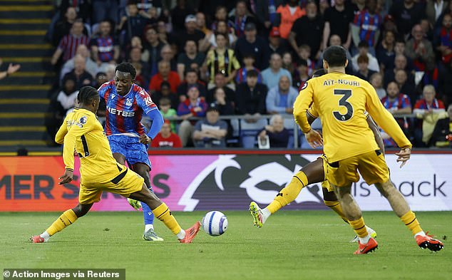 Eddie Nketiah vozi loptu prvi od svoja dva gola u noći za Crystal Palace