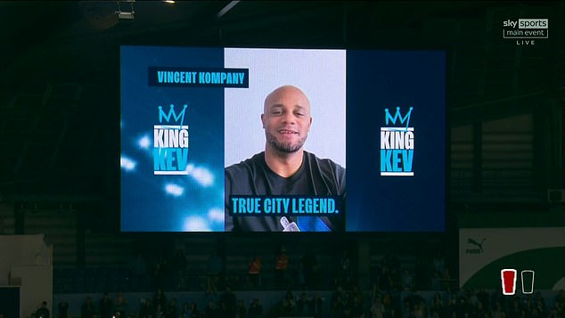Bivši kapetan Vincent Kompany dobio je veliko veselje od obožavatelja kad se pojavio na ekranu