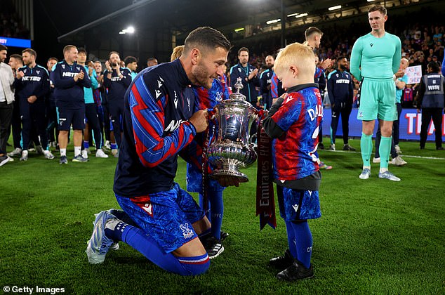Kapetan kluba Joel Ward pojavio se s trofejem FA Cupa nakon meča i dobio je čast dok se puni leđa priprema za napuštanje Selhurst Parka nakon 13 godina vjerne službe