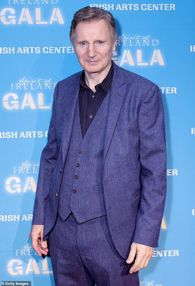 Slob A-listera-uključujući Liam Neeson i Sharon Stone-okupio se oko Oscara zvijezde kako bi pozvao na okončanje svog 'sedmogodišnjeg progonstva'; Neeson viđen 2023. u NYC -u