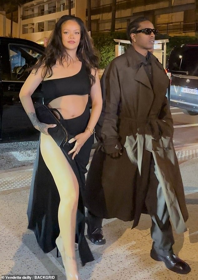 Uz sebe, $ AP je izgledao pametno u dugom smeđom kaputu i nijansama