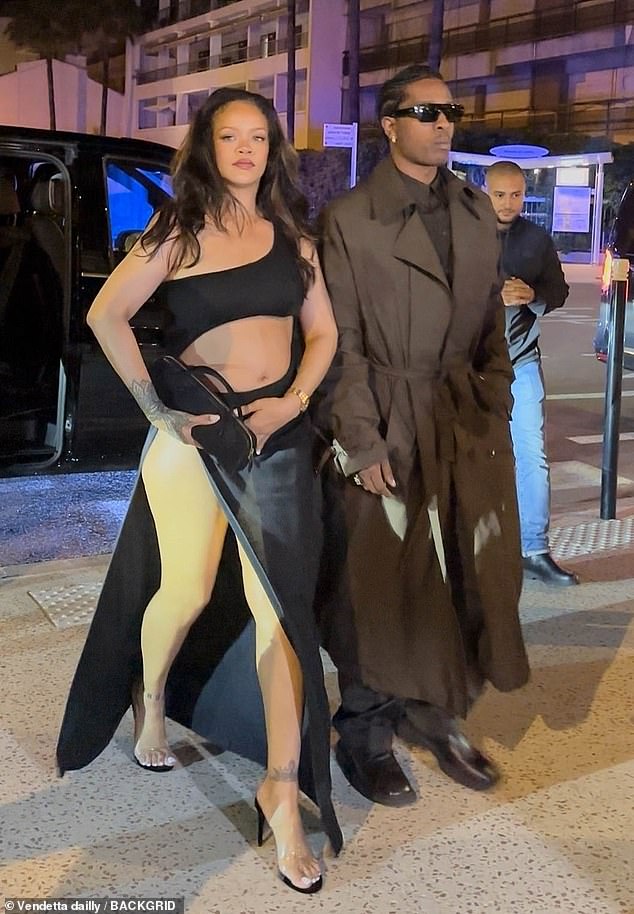Rihanna - koja već ima sinove RZA, dvije i Riot, 21 mjeseci, s $ AP - izgledala je senzacionalno u crnoj izrezanoj haljini dok je krenula na jugu Francuske