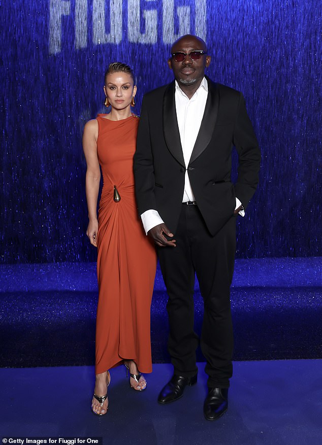 Edward Enninful izrezao je silu u crnom odijelu dok je izašao pored Natashe Poonawalla