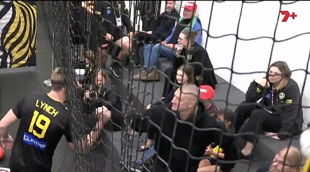 Slijedi Martinov nedavni nastup (na slici desno) u MCG Sheds -u prije utakmice Richmonda protiv North Melbournea