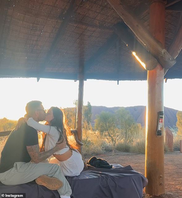 Majka dvije godine najavila je vijest u Instagram postu u srijedu, podijelivši videozapis Evana koji je predložio tijekom putovanja u Uluru