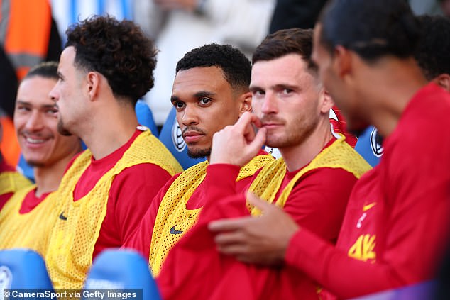 Likovi Trent Alexander-Arnolda i Andyja Robertsona gledali su s klupe